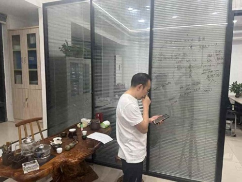 Тан Дайпін, генеральны менеджэр Liyu Precision Machinery, наведаў Chengyouqing Network Technology Co., Ltd. (далей "Chengyouqing") позна ўвечары, каб абмяняцца і даведацца, атрымаўшы каштоўную інфармацыю аб прыцягненні кліентаў знешняга гандлю