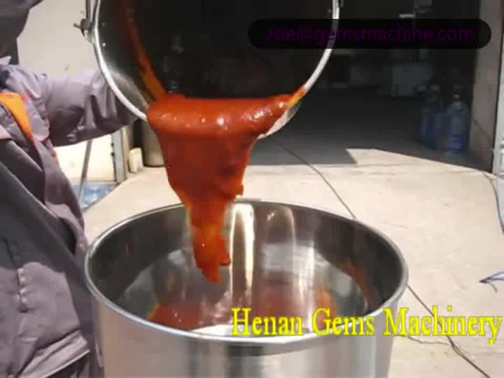 Macchina per il riempimento di salsa di pomodoro.mp4