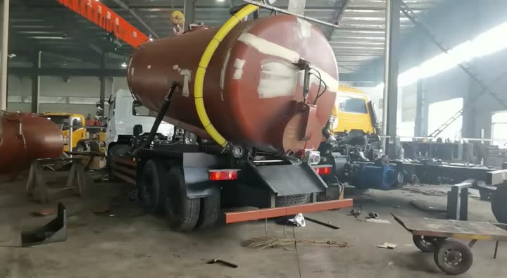 Camión de succión de aguas residuales (2)