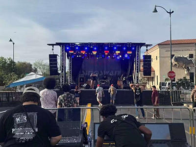 USA – Mobiler Bühnenanhänger ST80 2820 versorgt Outdoor-Event in Phoenix