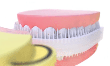 Gặp gỡ bàn chải đánh răng hình chữ U mà cuối cùng cũng được chăm sóc bằng miệng-được cung cấp bởi các sợi của Soclean ™