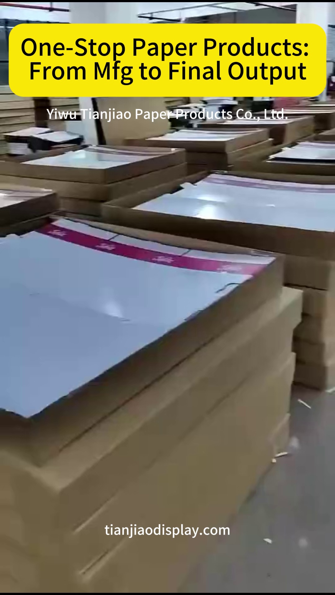 Accesorios de exhibición diseñados a medida para la ejecución de campañas de marketing de temporada de la marca.