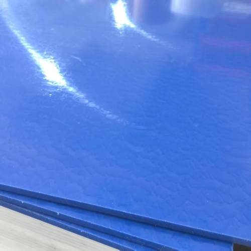 ¿Cómo se forman las texturas en la superficie de las láminas de nailon PA?