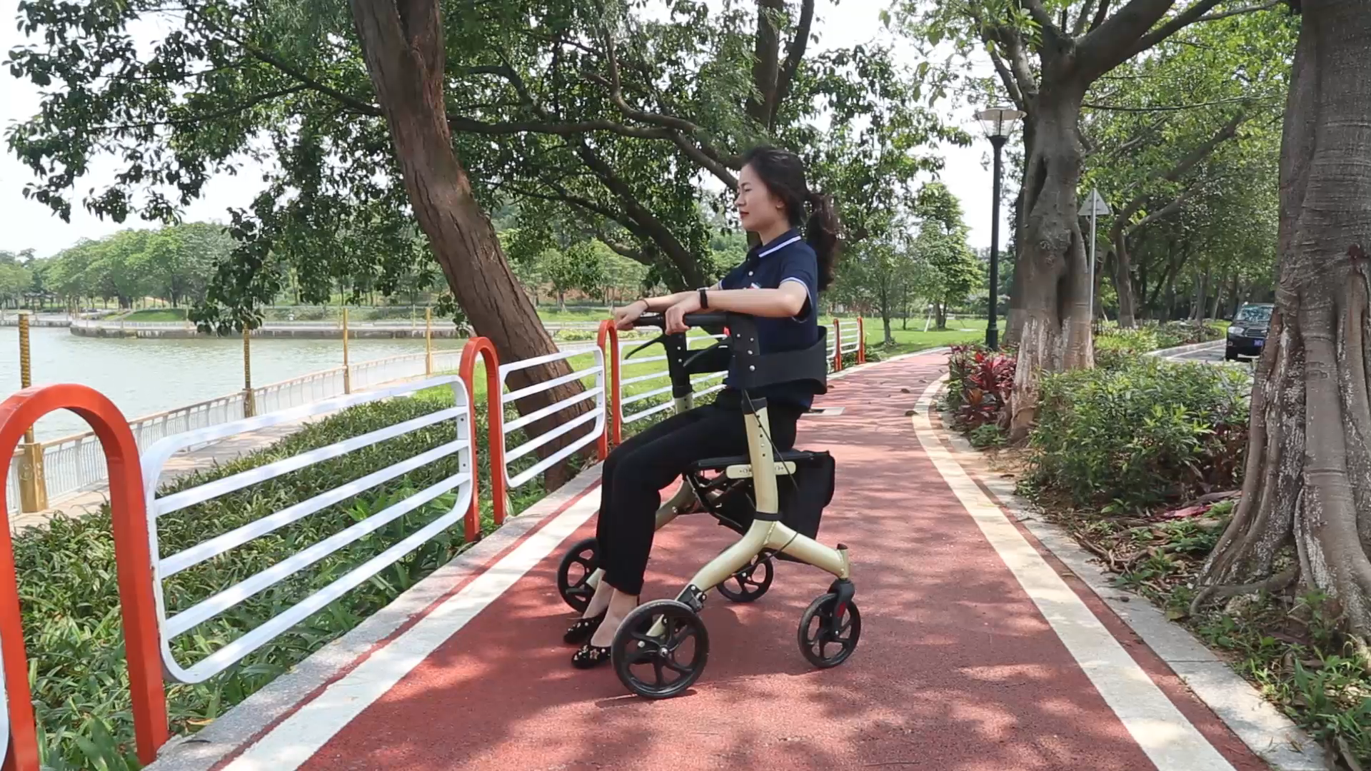 Upgrade der beliebten Hochleistungsrollator mit einem erweiterten Sitz für ältere und behinderte TRA32M1