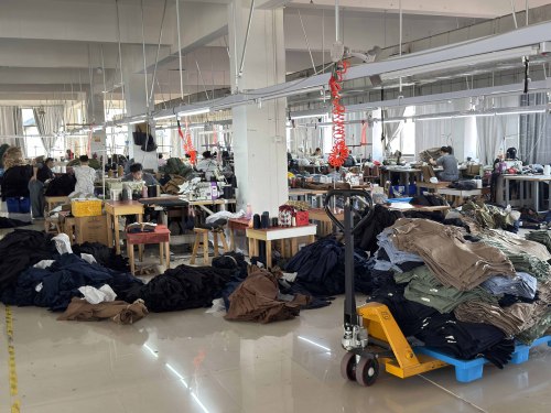 تعمل شركة Pujiang Runfeng Apparel على تمكين العملاء العالميين من خلال حلول موثوقة لتصدير الملابس المخصصة