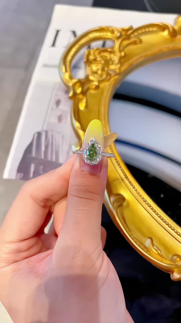 Anillo llamativo con piedra central verde y diseño de halo personalizado
