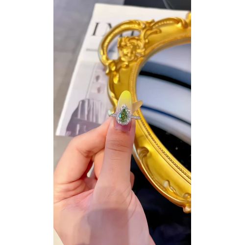 Anillo llamativo con piedra central verde y diseño de halo personalizado