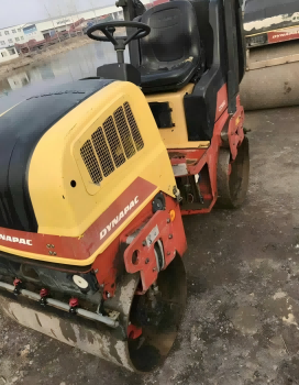 Rolo compactador com roda dupla de aço de 1,5 tonelada impulsiona a construção de engenharia. A colaboração de vários tipos de equipamentos aumenta a eficiência da construção