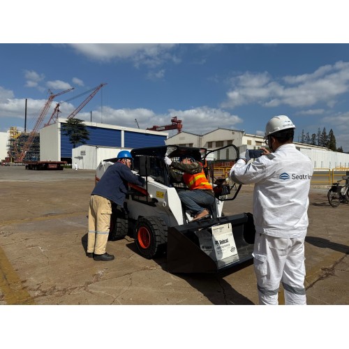 Uma Década de Confiança, Uma Parceria Renovada! O estaleiro Nantong dá as boas-vindas a uma carregadeira de empurrar areia Bobcat S550 personalizada!