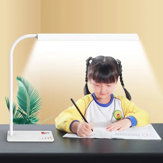 Lámpara de escritorio LED versátil con protección ocular ajustable y carga USB1