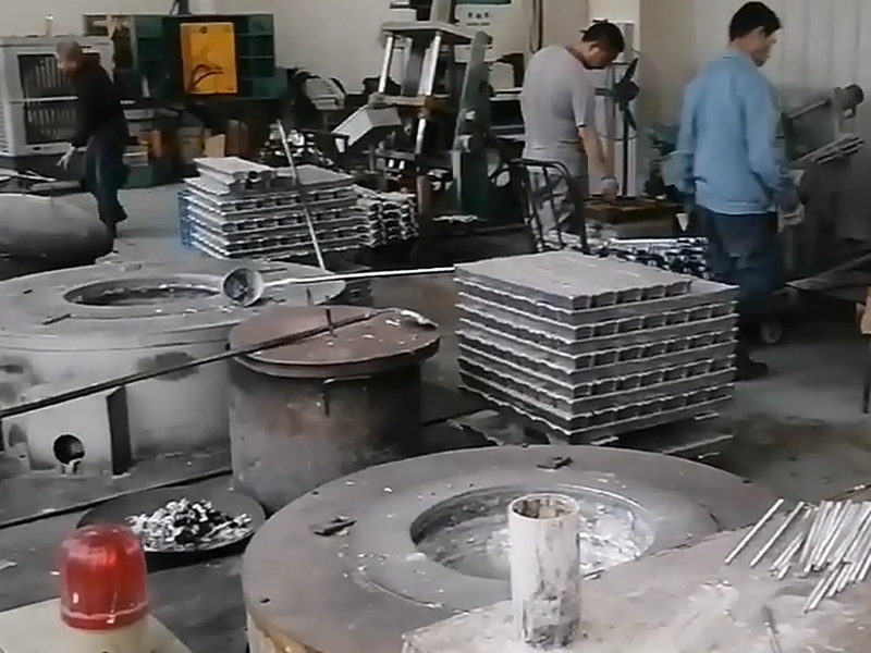 Los trabajadores están lanzando piezas