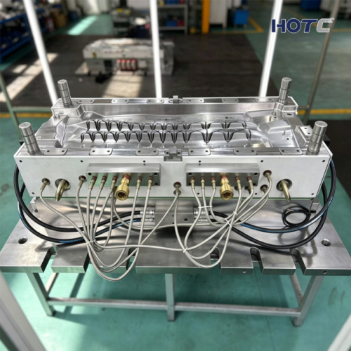شركة Taizhou HongTaiKe Mould Technology Co.,Ltd تكشف عن قالب دقيق لإنتاج شعاع مصد السيارات