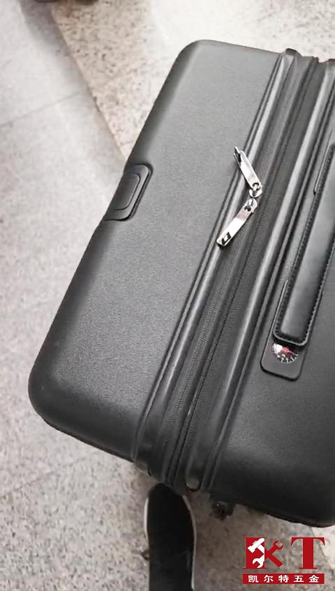 スーツケースの計量ハンドル