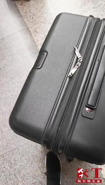 Suitcase weighing handle