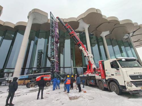 Hoe installeren we 5 ton glas? We hebben geen andere keuze dan de hydraulische tilt -lifter te vertrouwen