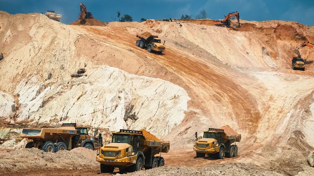 XCMG 40 Ton Dump Truck Dump mengambil bahagian dalam pembinaan projek perlombongan di Asia Tenggara