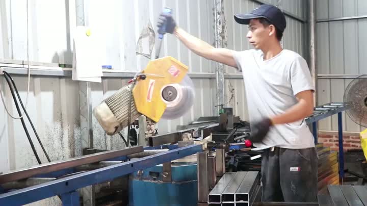 חיתוך רגלי שולחן