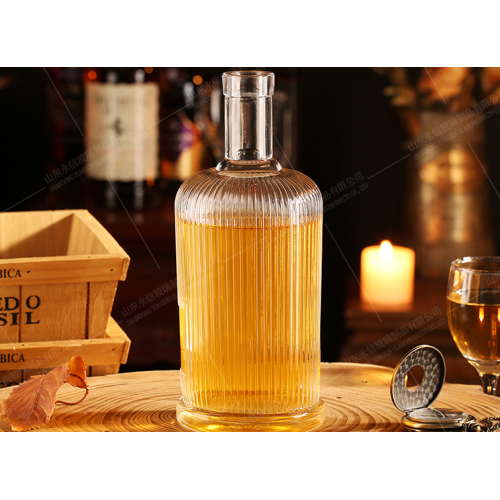 Selezione di bottiglie di vino in vetro