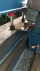 Macchina per smaltimento del bordo della piastra in acciaio automatico