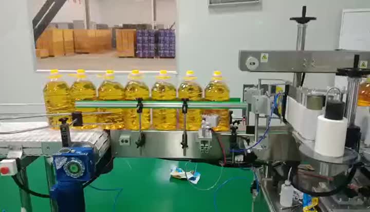 Etykietowanie butelek kwadratowych oleju kuchennego