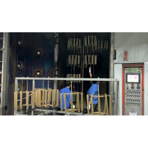 Capacitación en el funcionamiento de la máquina de cromado con revestimiento de PVD.