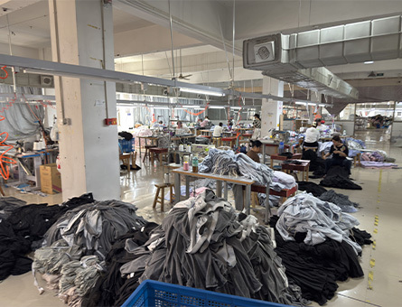 Pujiang Runfeng Apparel: الشركة المصنعة المهنية لتصدير الملابس المخصصة للعملاء العالميين