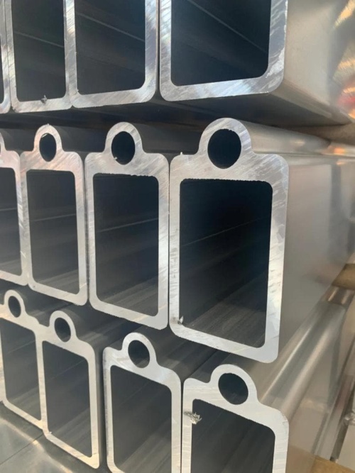What are the differences, advantages, and disadvantages between extruded aluminum and die cast aluminum ？