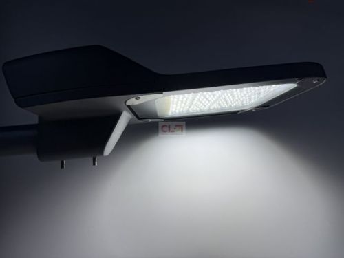 Le combo solaire + LED atteint 200 lm/W : l’éclairage public hors réseau devient enfin viable pour les autoroutes rurales