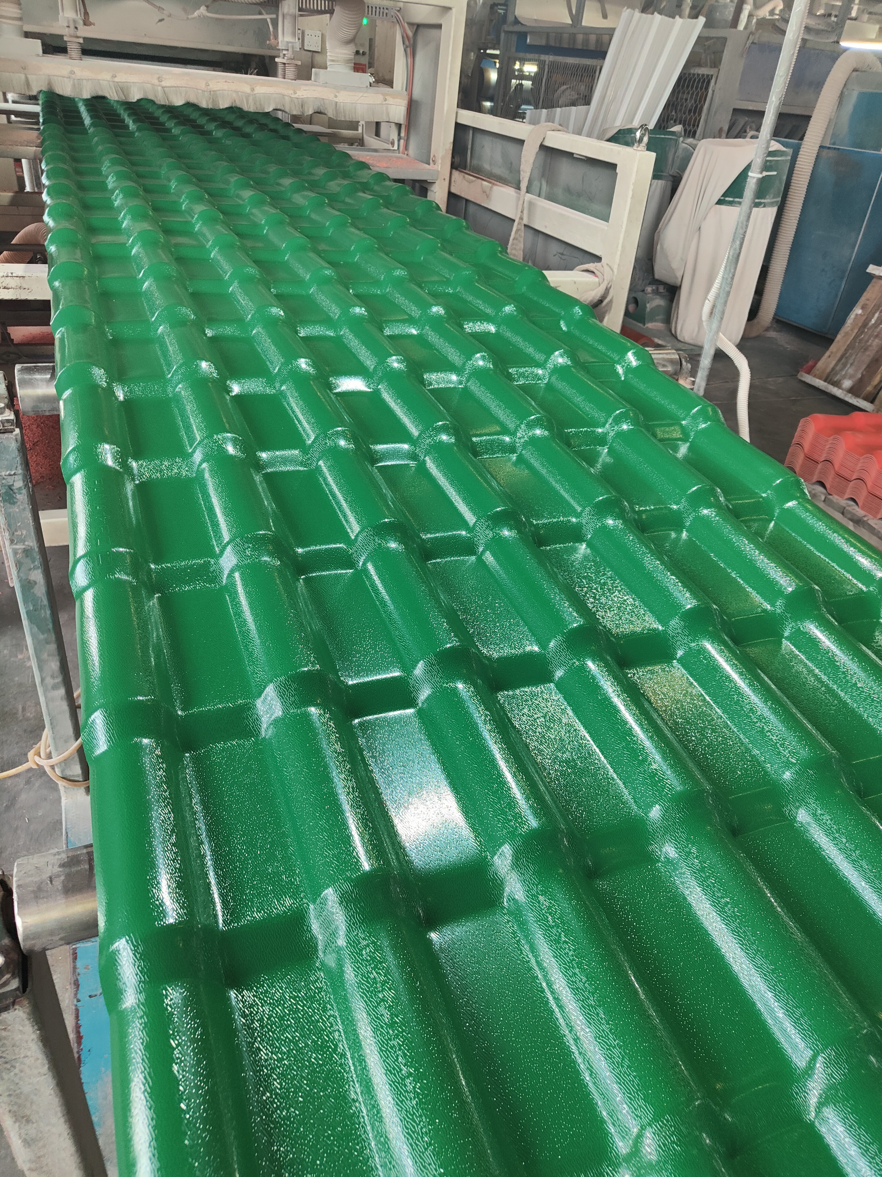 緑色の合成樹脂屋根タイル