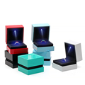 Hanhong Square Spray Paint Multicolor Seidenscreendruck Luxus LED -Schmuckverpackung Custom Ring Box Schmuckschatulle mit Licht1