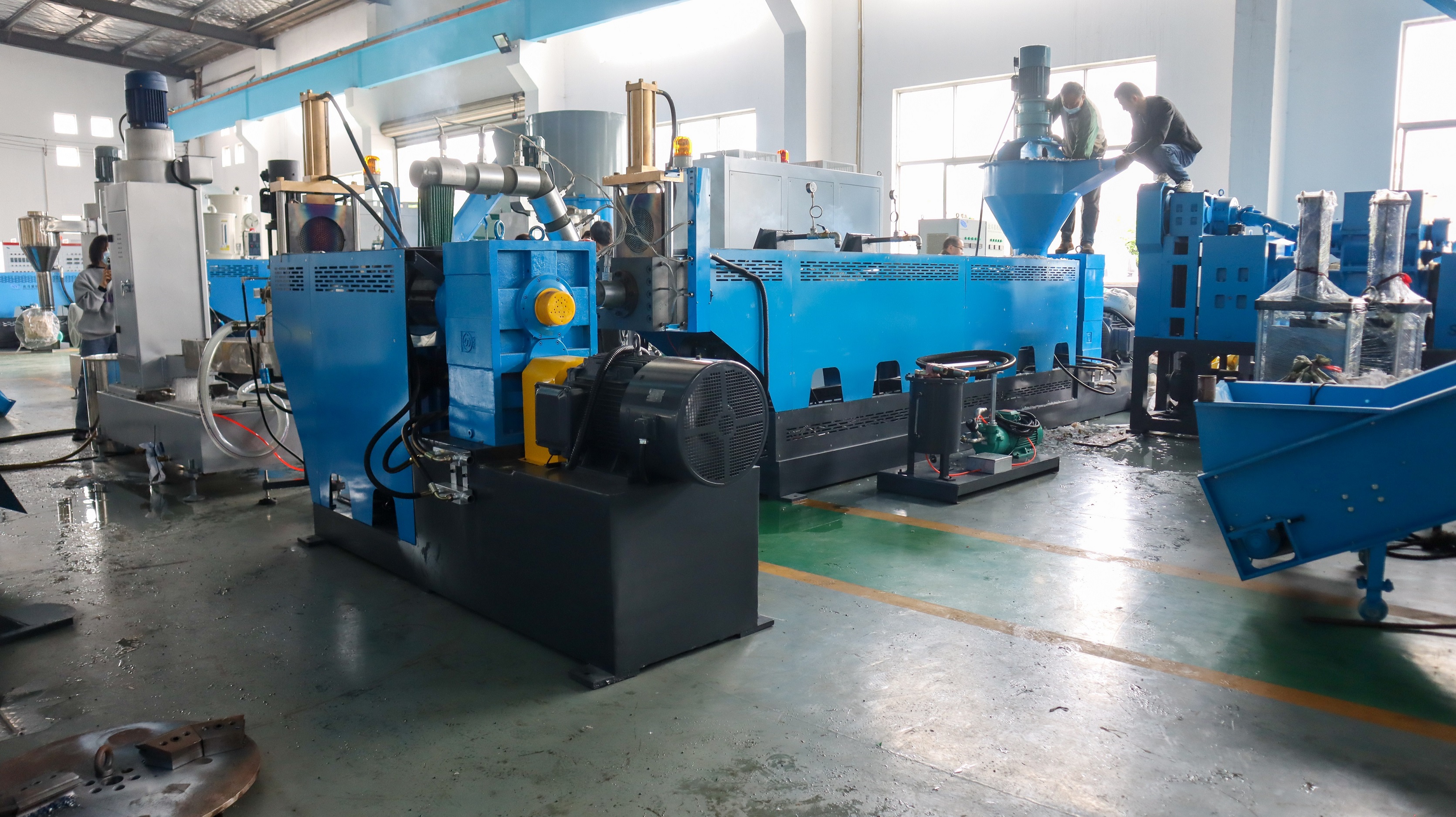 vertical force feeder pelletizing line