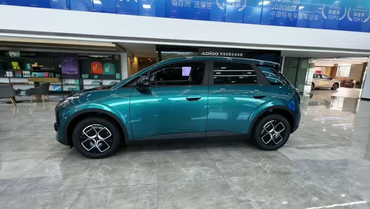 Kompaktní sedan AION UT