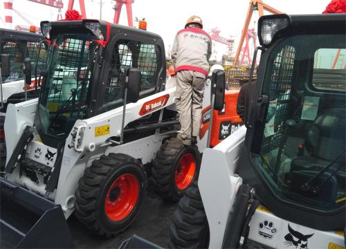 Gatos fofos greve! Três Bobcat S550 Sand Pushers ajudam o estaleiro Nantong a atualizar seu campo de areia
