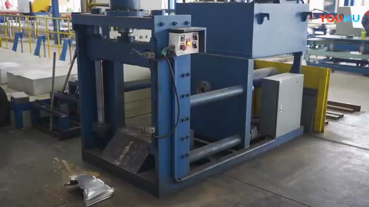 Machine de découpe et de démoulage