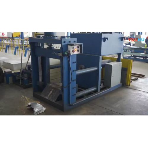 Máquina de corte e desmoldagem