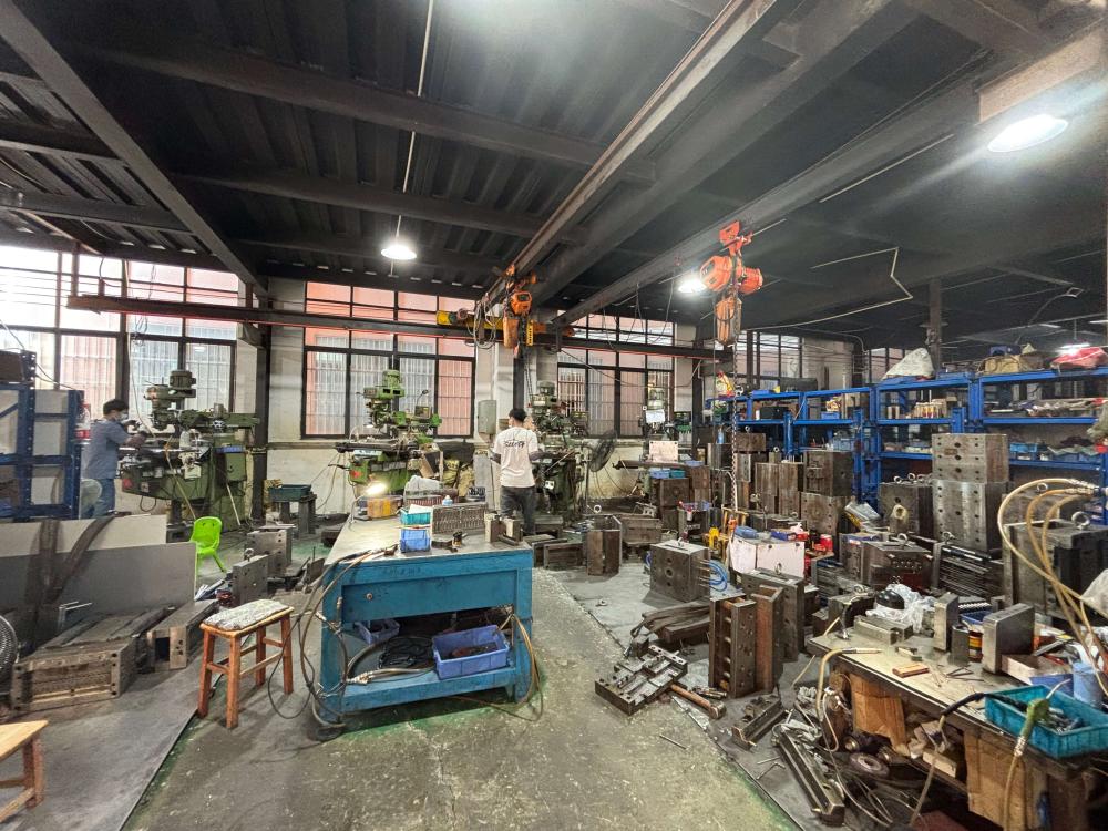 Mold manufacturing workshop