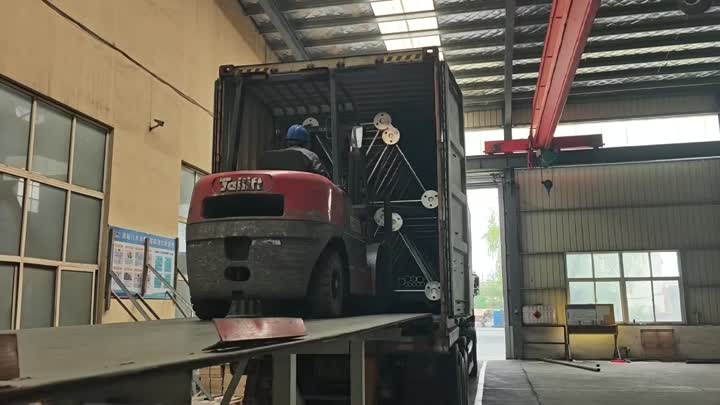Carregamento de contêineres para torre estaiada de 100m