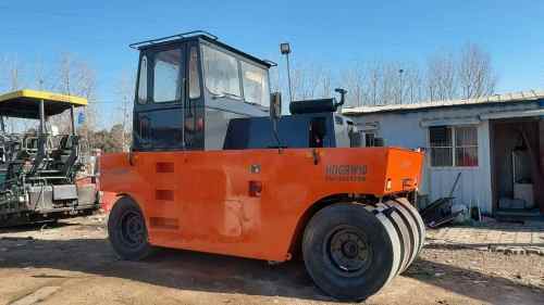 "Cavalo de Ferro" de dez toneladas chega ao local. Rolos compactadores com pneus de borracha lançam as bases para uma nova construção nas terras altas