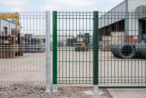 Guida al rivestimento della recinzione in rete metallica saldata: come scegliere tra verniciatura zincata, PVC e a polvere