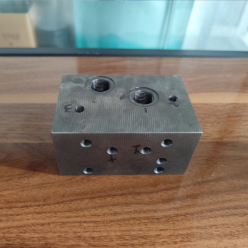 Desbarbado con agua a alta presión | ¿Cómo eliminar eficientemente las rebabas de los orificios internos de las piezas de trabajo del bloque de válvulas hidráulicas?