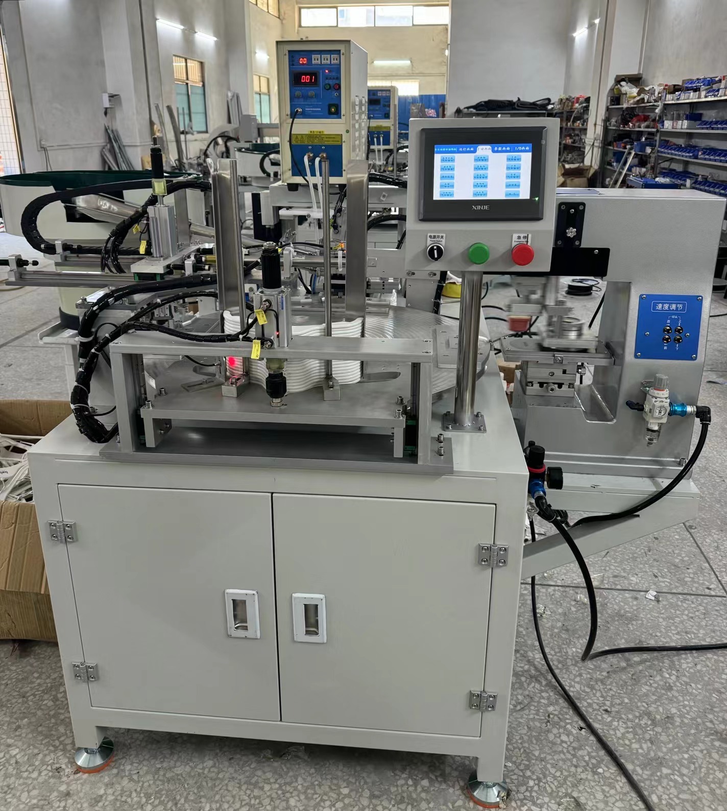 Máquina de fabricación de perchas recubiertas de plástico completamente automática