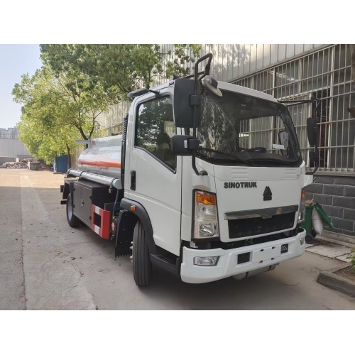 Dongfeng 4 × 2 Diesel Tanker Truck