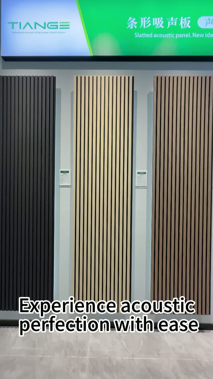 Em nosso showroom, os painéis acústicos de ripas de madeira TianGe são exibidos para destacar seu design elegante e desempenho acústico superior. Os painéis apresentam texturas de madeira natural e l elegante