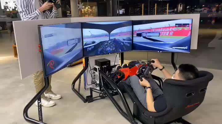 simulateur avec 3 écran TV