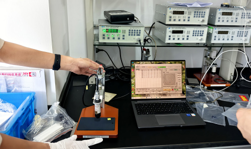 L'équipe R&D de Huawei, en collaboration avec Suzhou Jingge, a relevé le défi des tests de revêtement métallique. Deux instruments principaux ont contribué à une analyse précise des valeurs de résistance. Les testeurs ST2253A et ST2643 vérifient e