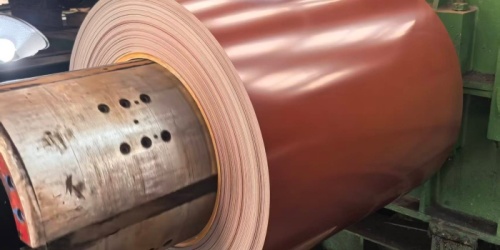 Processus de production de tôles d'acier revêtues d'Al-Zn rouge vin