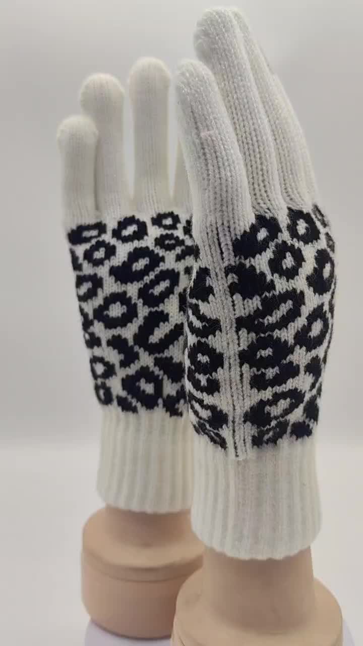 Knitted gloves