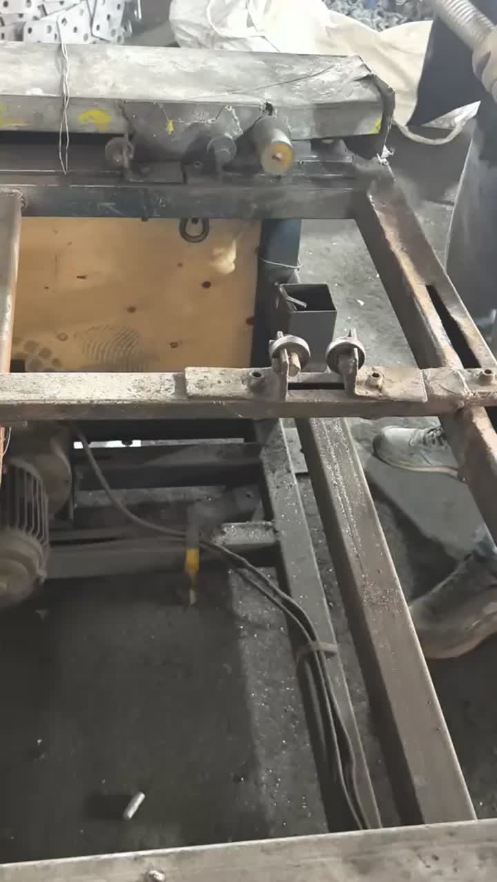 Крик с U-глава на скеле