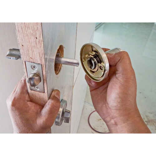 How to remove the door lock of the bedroom door lock?