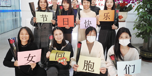 On International Women's Day, March 8, 2024, the chairman personally gifted each employee in the company with a rose and a box of chocolates as heartfelt tokens of appreciation for Women's Day.